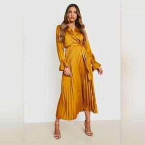 🆕️ NWT Boohoo Midaxi dress Satin Pleated - Berry US 16